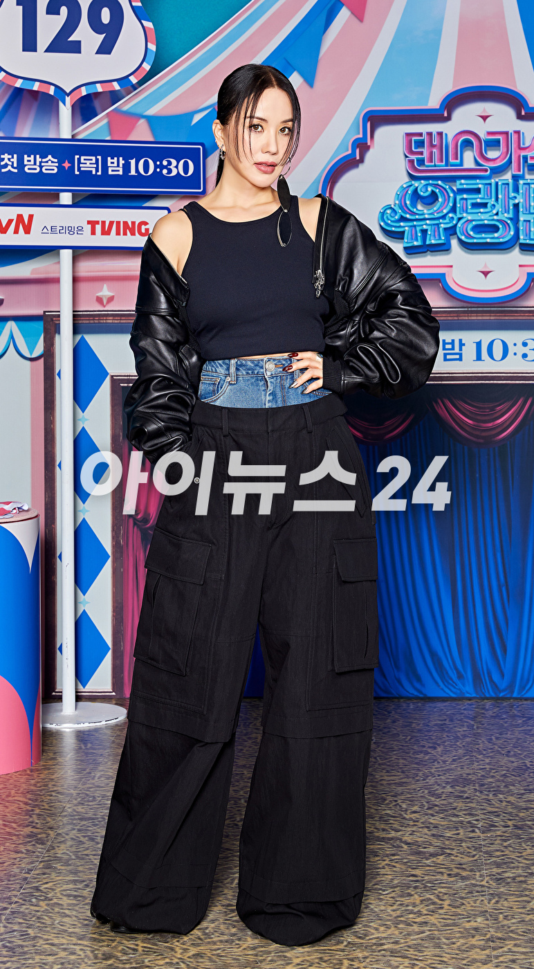 가수 엄정화가 23일 온라인으로 진행된 tvN 예능 '댄스가수 유랑단' 제작발표회에 참석하고 있다. [사진=tvN]