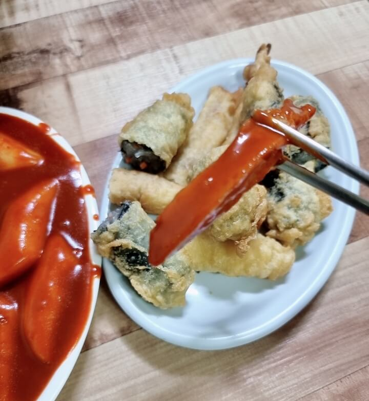 떡볶이에 오뎅을 젓가락으로 들어올림