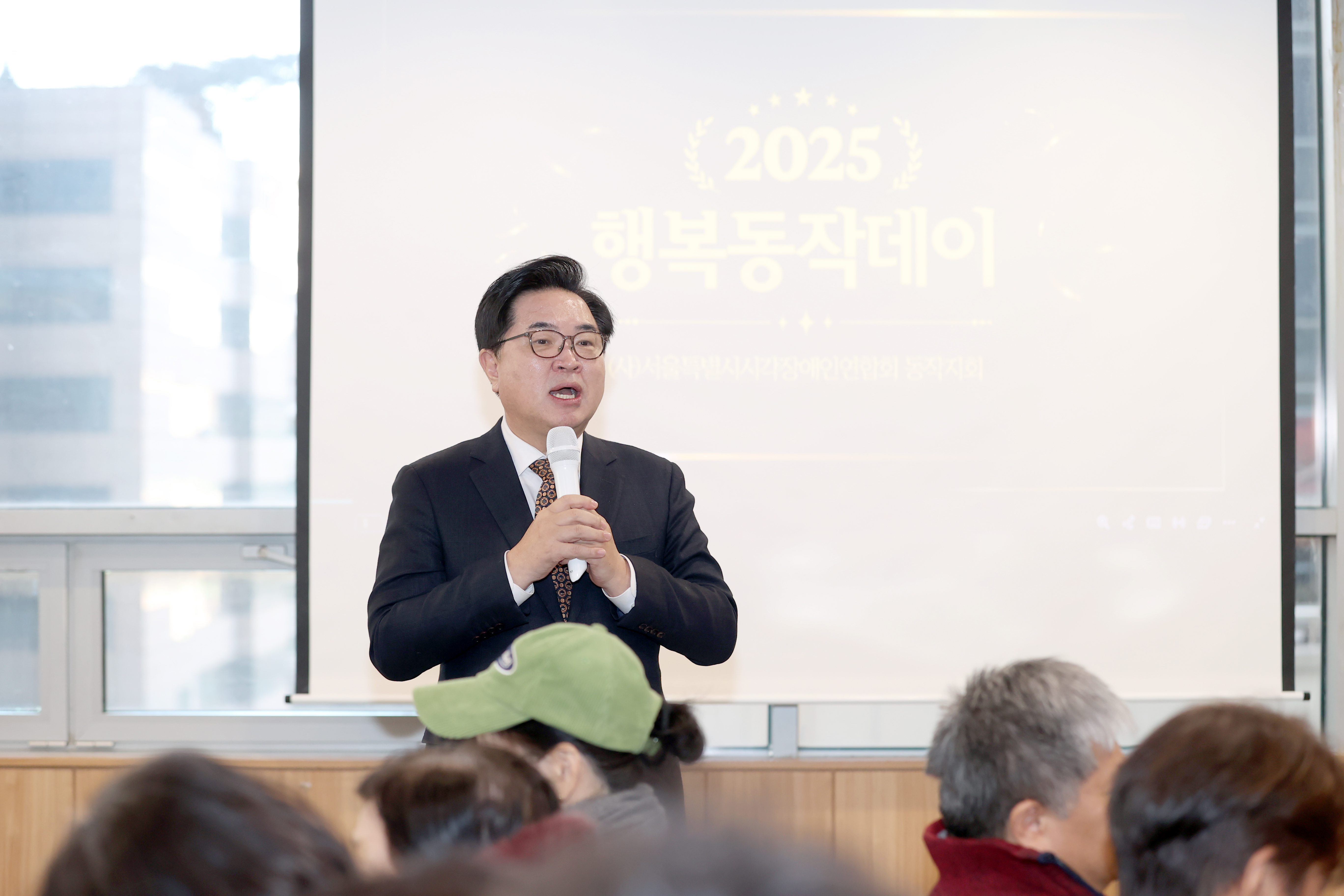 구청장님의 인사말하시는 모습