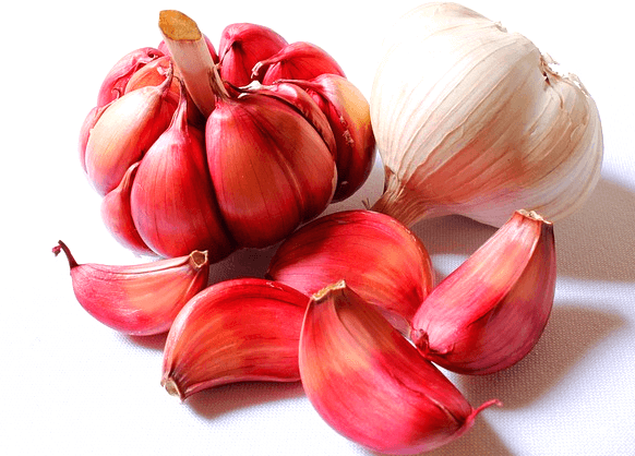 적색 통마늘 1개와 하얀색 통마늘 한 개가 나란히 있다.
주변엔 적색 마늘 5개가 있다.