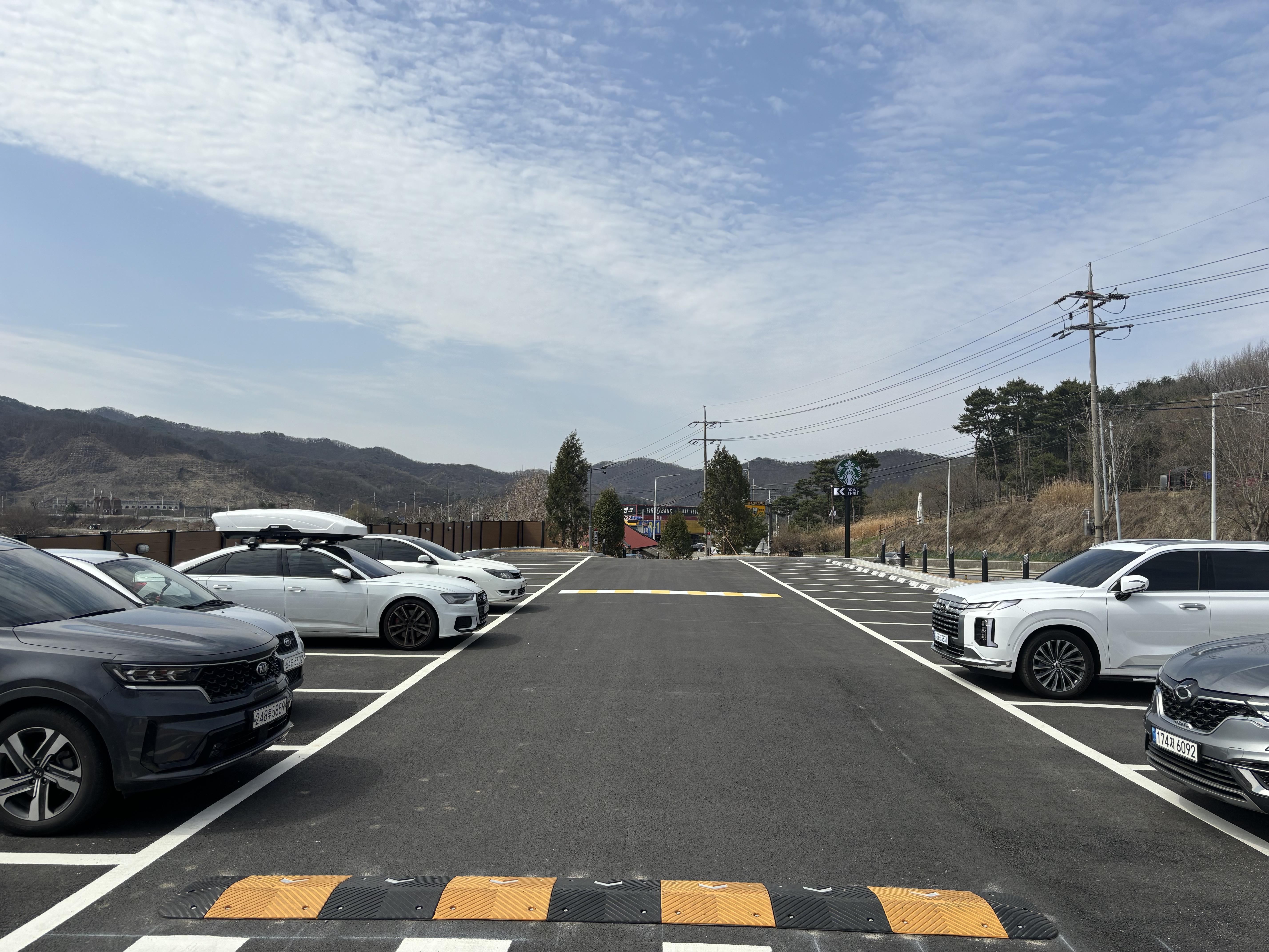 스타벅스 연천전곡DT점 주차장