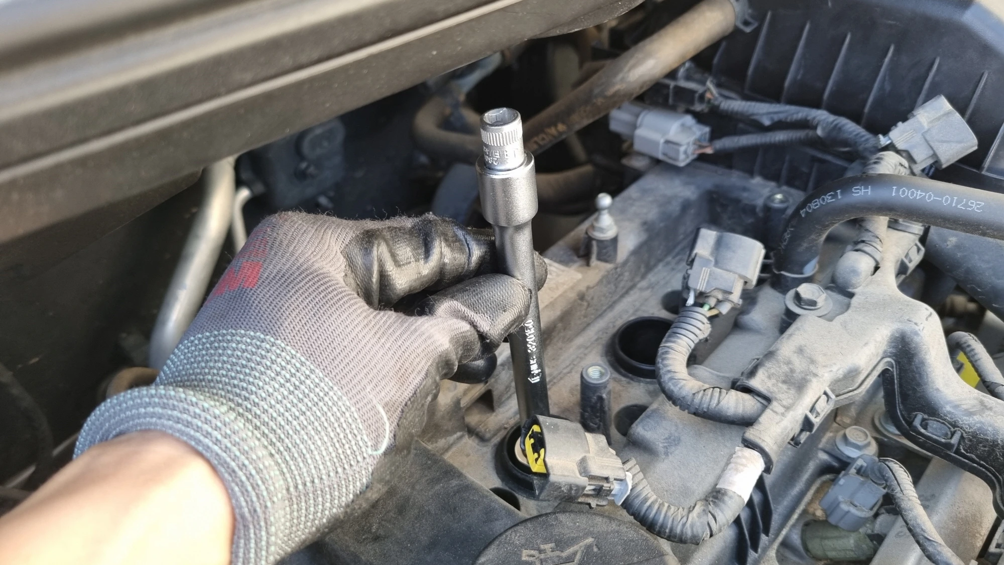 점화플러그 끼우는 모습