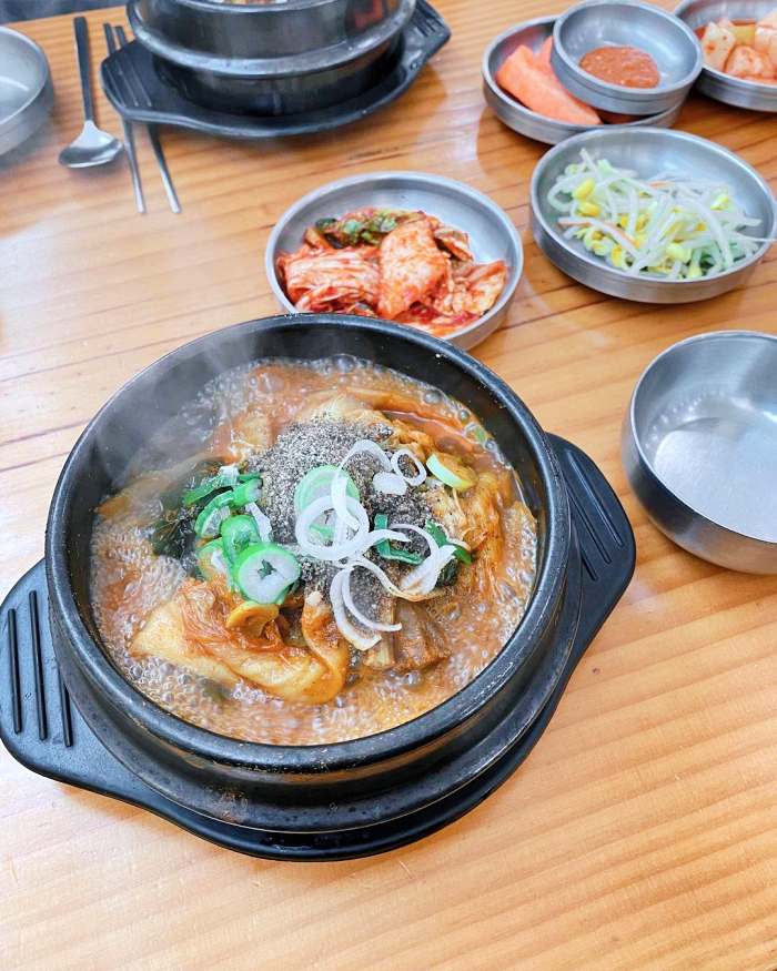 생방송투데이 인천 소래포구 높이만 25cm 산더미 뼈탑 감자탕 맛집