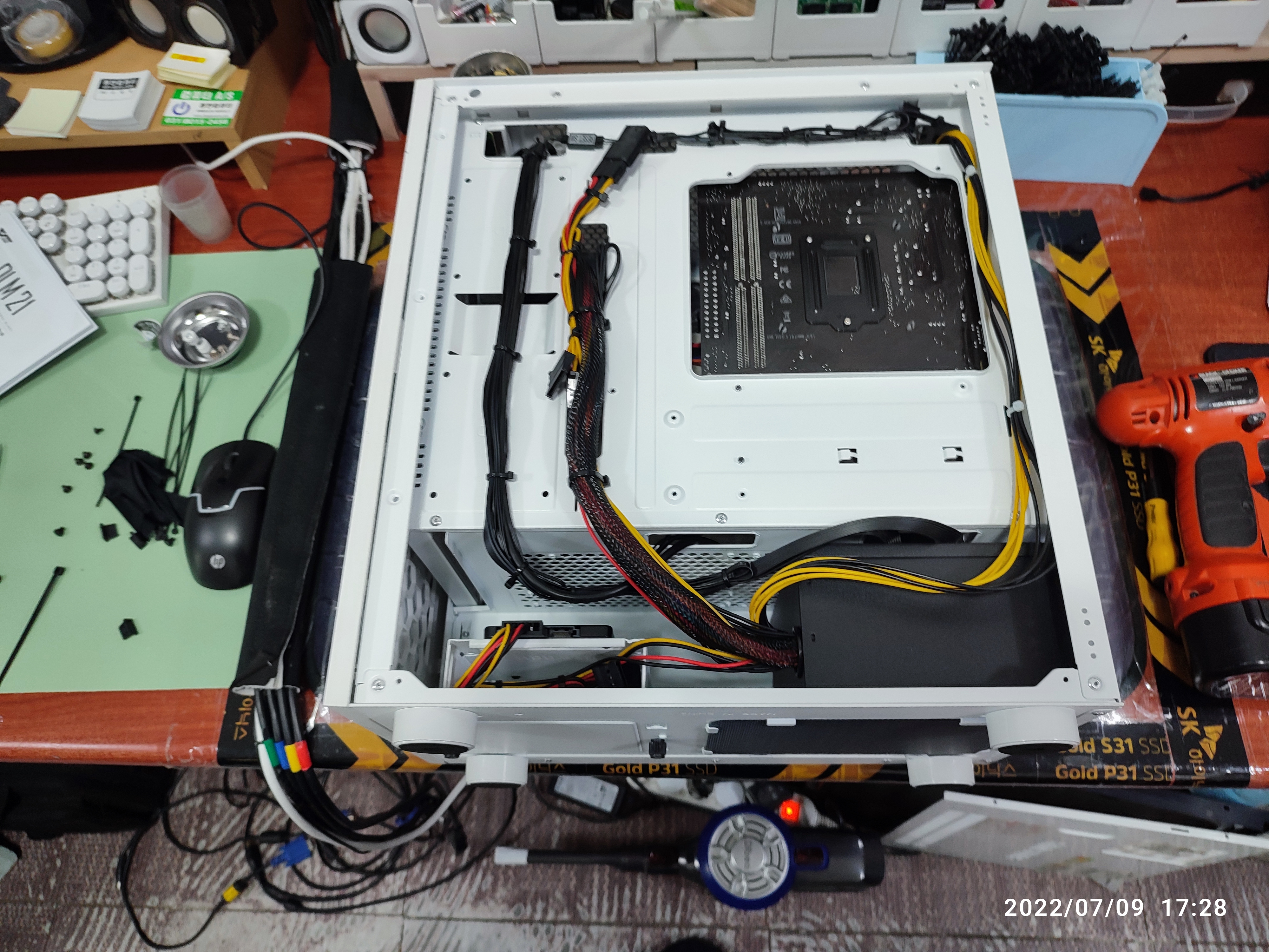 뒤면 케이블 정리 중