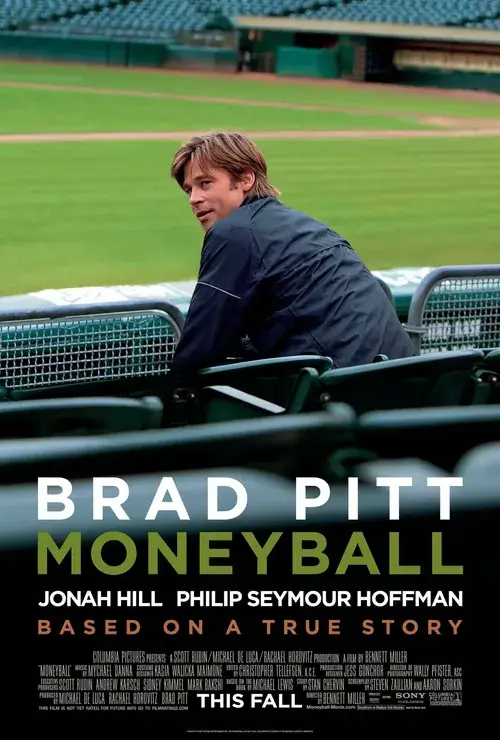 영화 MONEYBALL의 주인공 BRAD PITT가 야구장 관객석에서 앉아있는 모습의 영화 포스터