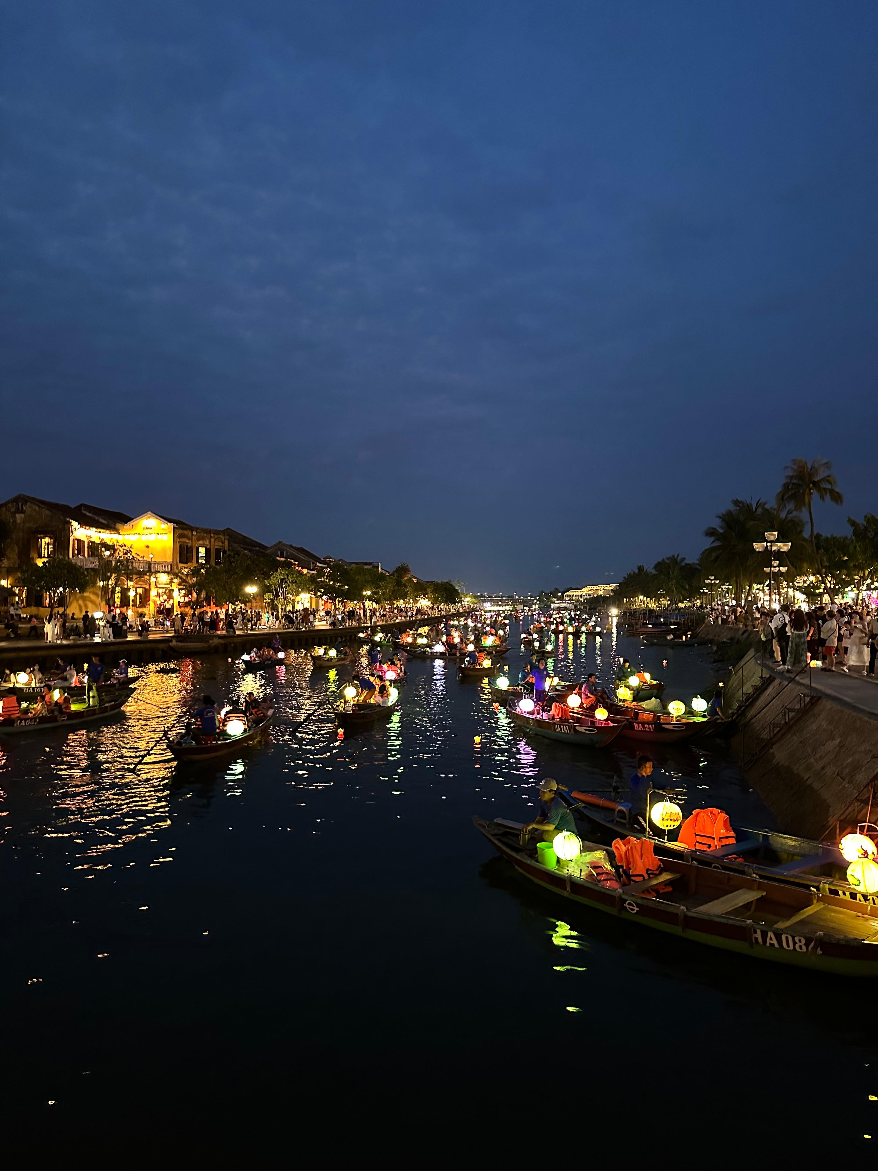 호이안의 강, 수많은 연등 배들을 찍은 아름다운 사진
