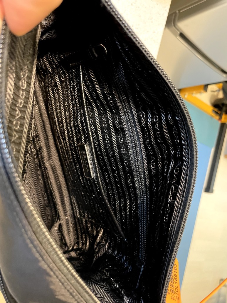 프라다 나일론 삼각로고 숄더백 내부