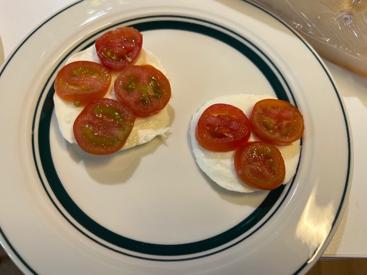 모짜렐라에-토마토올리기