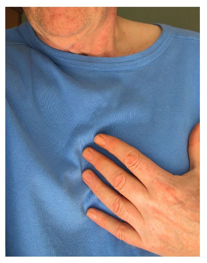 심장을 부여잡고 있는 이미지