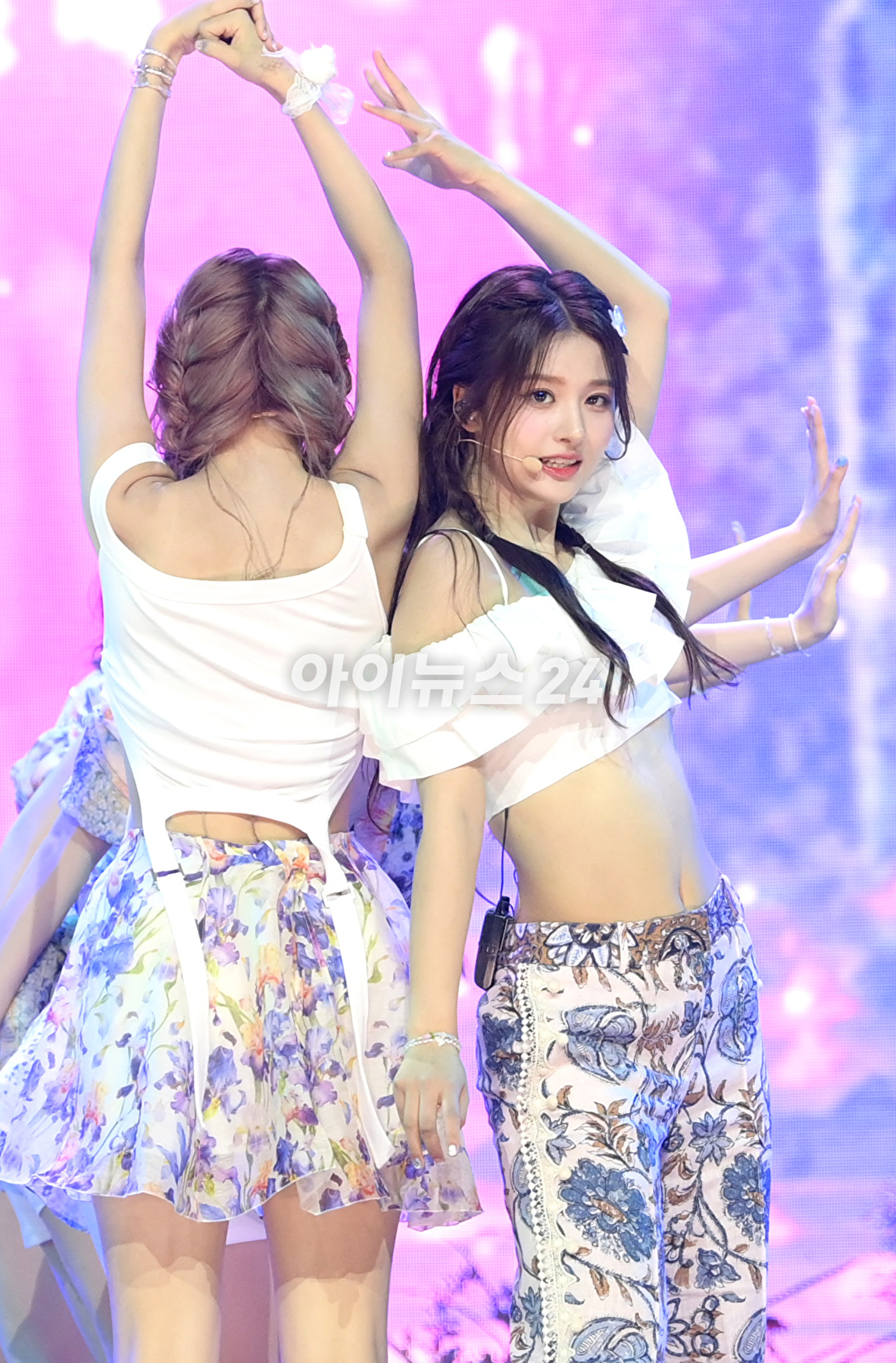 그룹 엔믹스 설윤이 11일 오후 서울 용산구 한남동 블루스퀘어에서 열린 엔믹스(NMIXX) 세 번째 싱글 앨범 '어 미드서머 엔믹스 드림'(A Midsummer NMIXX's Dream) 발매 기념 쇼케이스에서 타이틀곡 '파티 어클락' 무대를 선보이고 있다. [사진=정소희 기자]