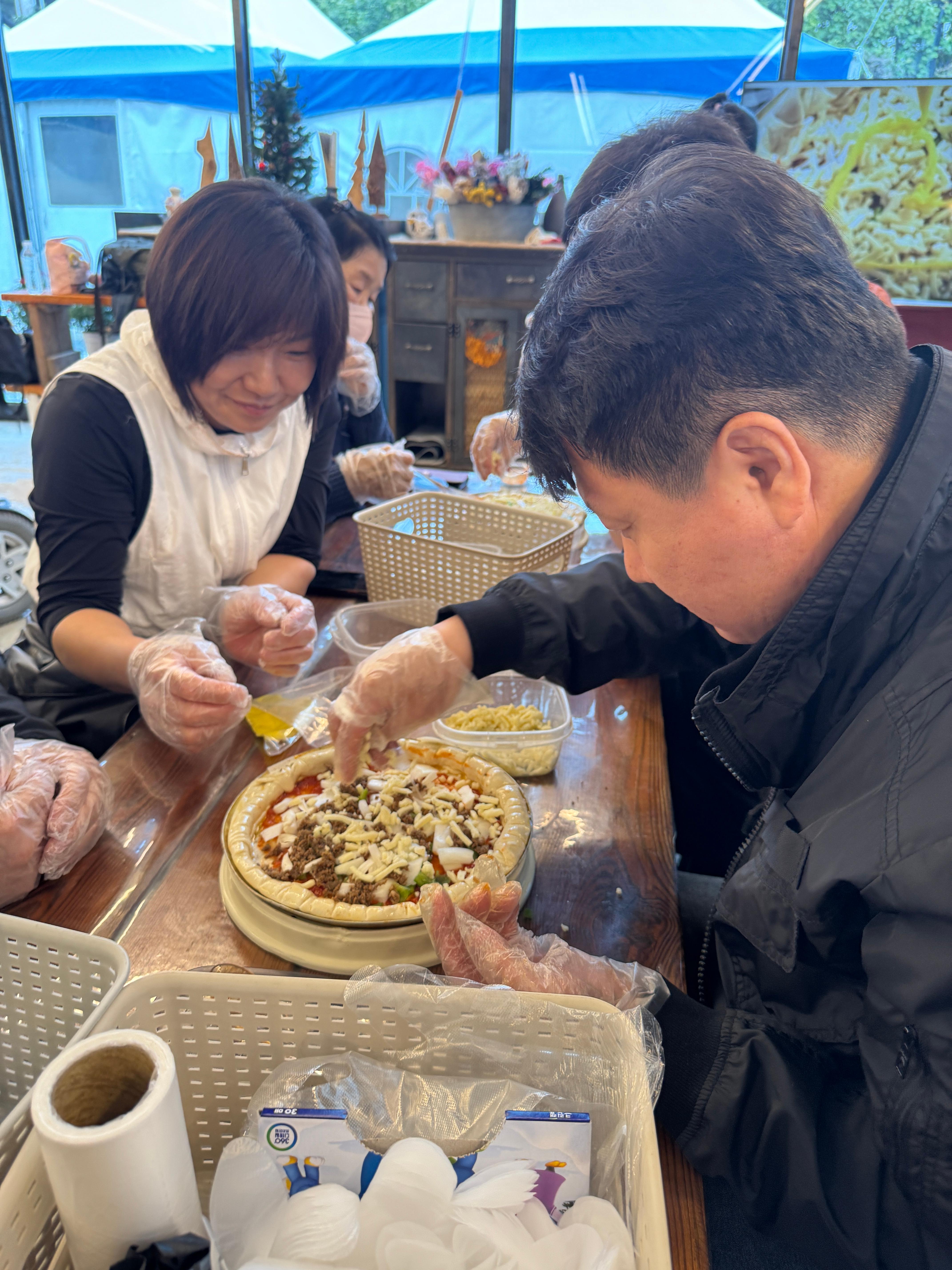 피자에 토핑을 올리는 모습