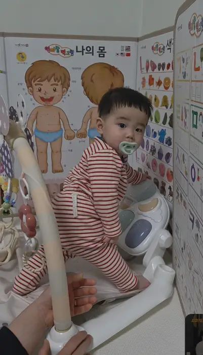새로운 장난감에 재미를 붙인 아이