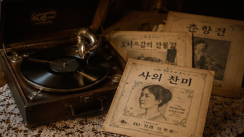 <img src="a-phonograph-and-an-old-vinyl-record-or-an-emotional-image-that-symbolizes-the-times.jpg” alt=<축음기와 오래된 레코드판 이미지”>