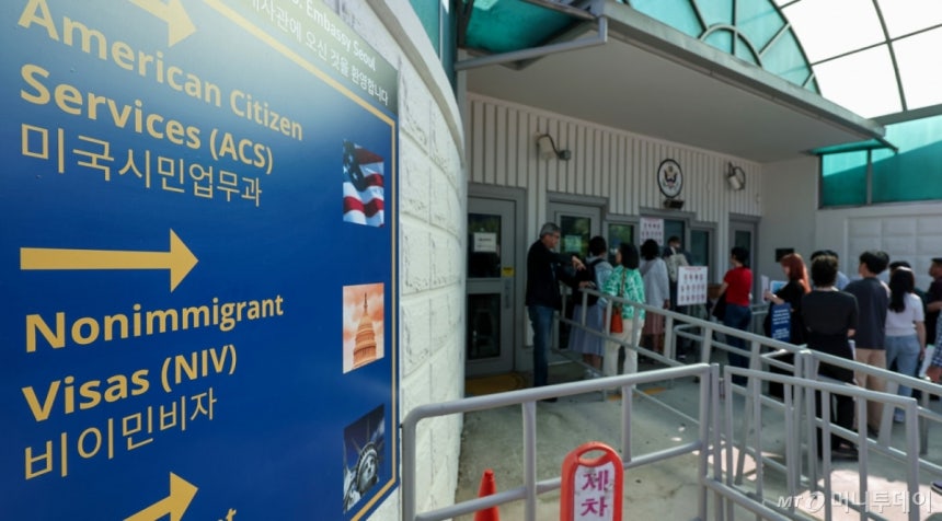 미국을 방문하는 관광객, 유학생, 출장객이 비(非)이민 비자를 발급시 250달러(한화 약 35만원)의 새로운 비자 수수료를 내게 될 전망이다.