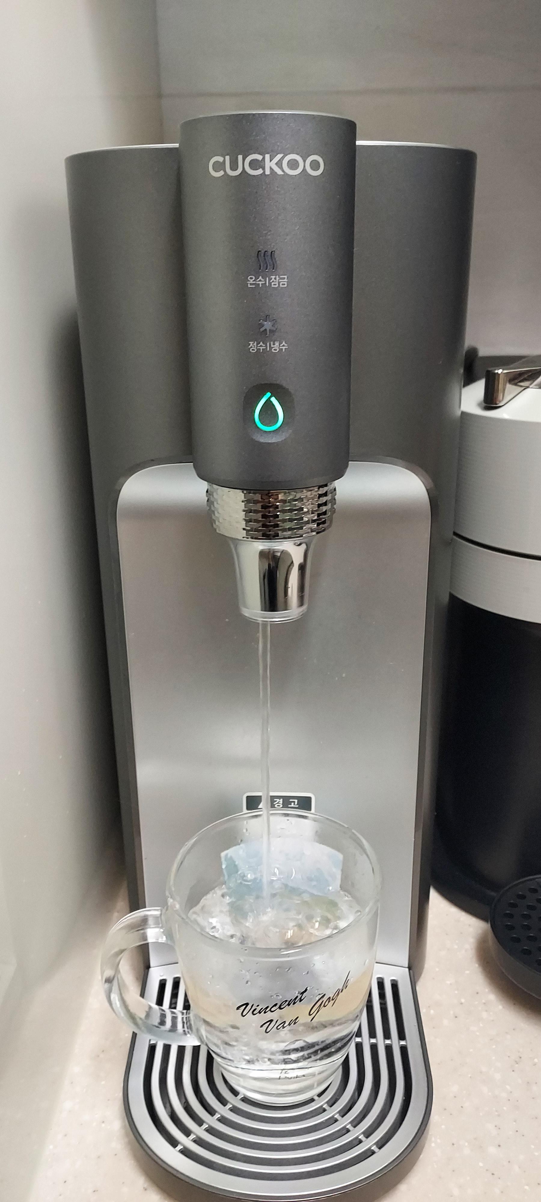 우선 뜨거운 물 반컵(좌), 바로 정수물 반컵(우)