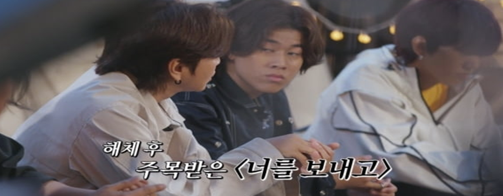 사람들과-모여-이야기-하는-남자