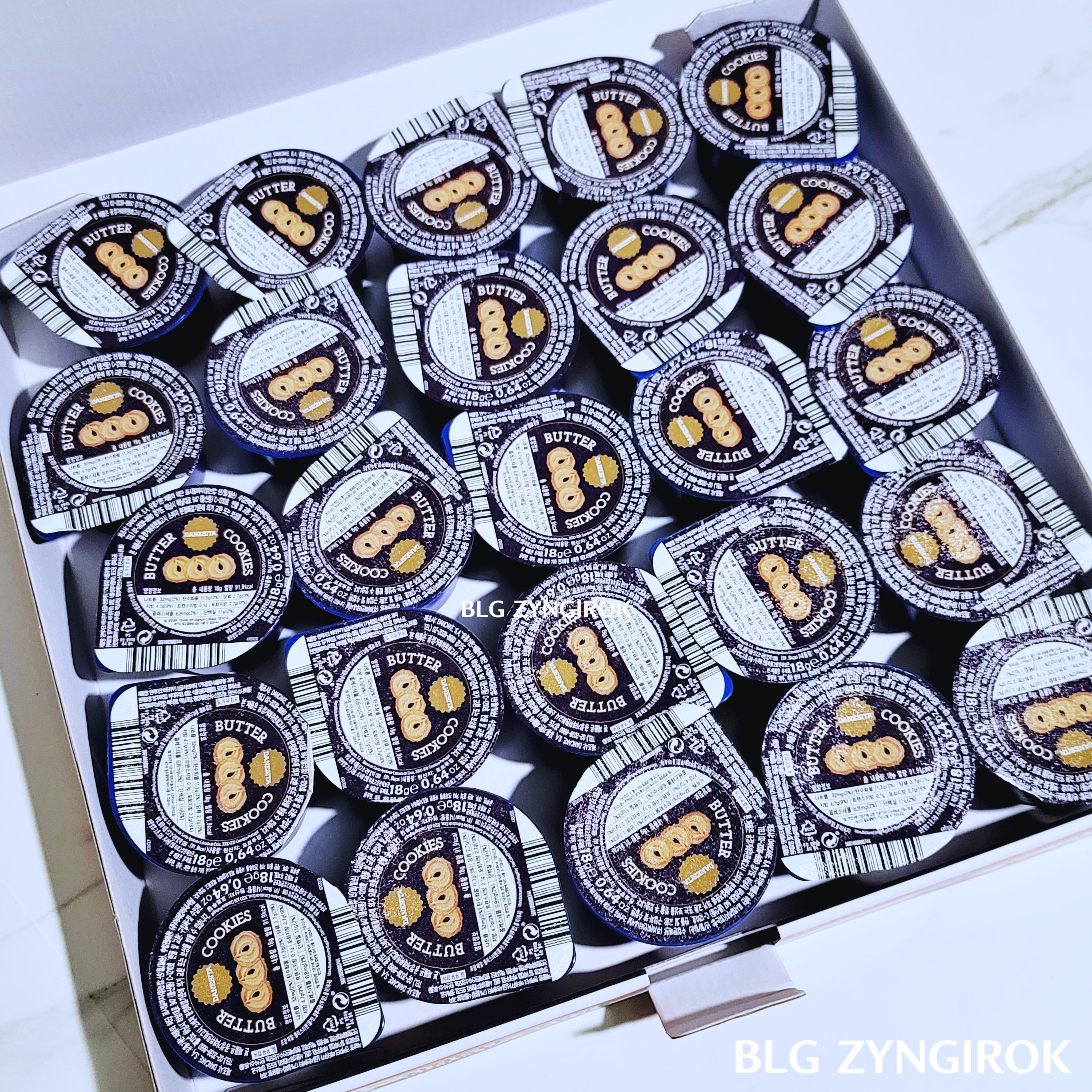 25개의 버터쿠키가 상자안에 있는 모습이다.