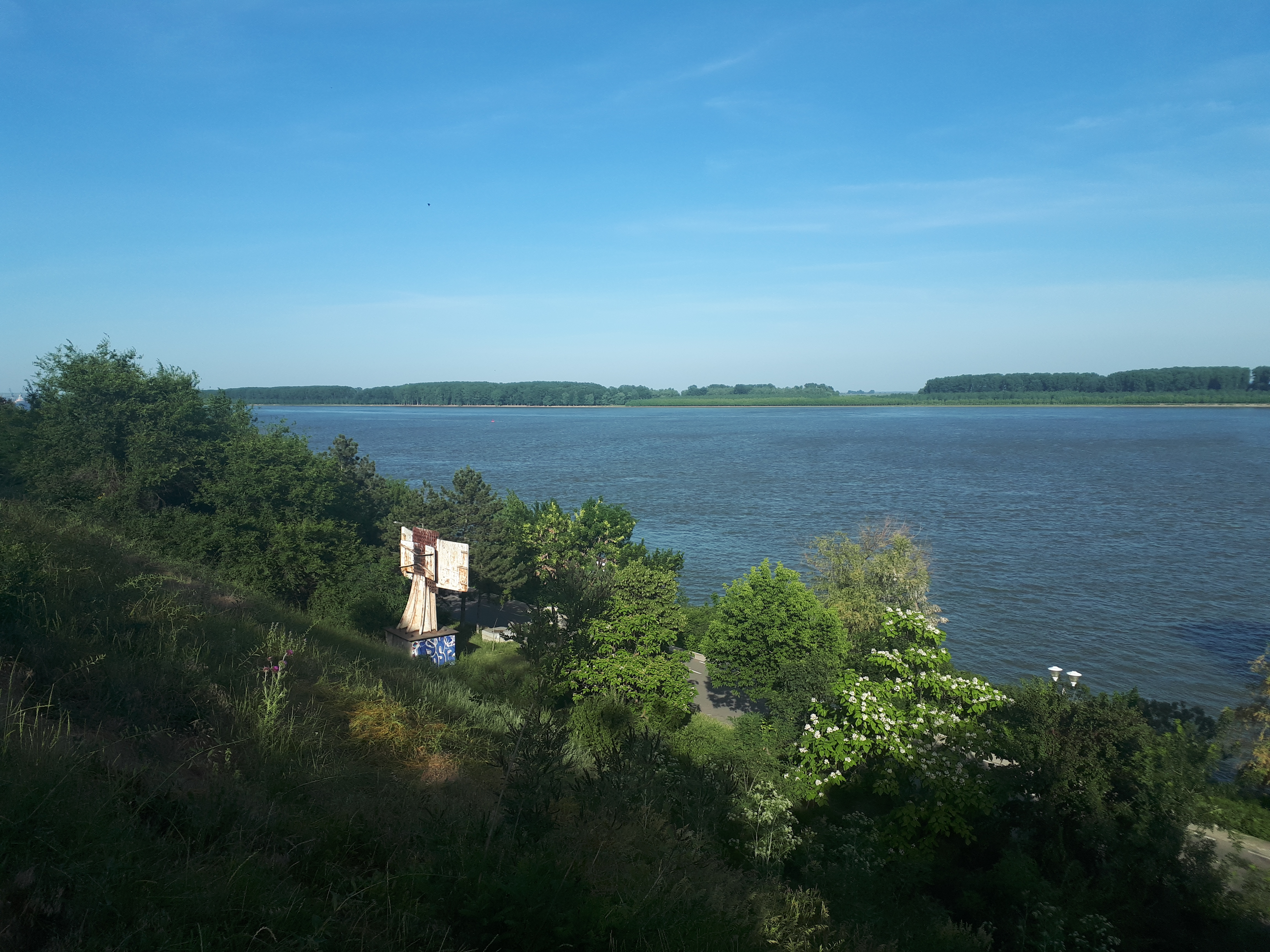 루마니아 갈라치 식물원과 자연과학 박물관 너머 다뉴브 강변 산책로와 항구