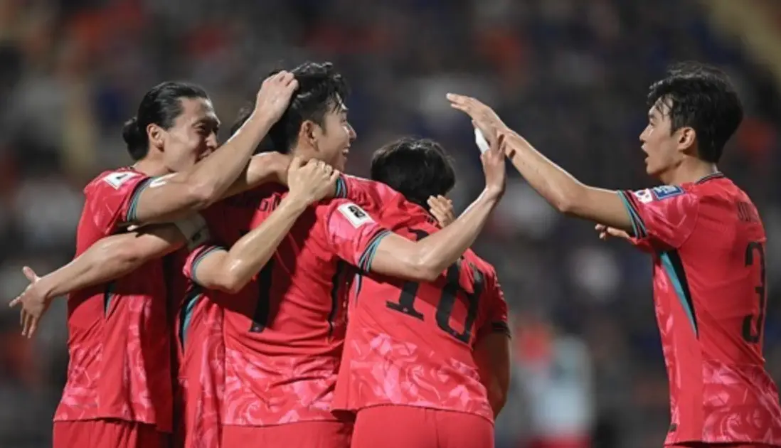 태국전-골을 넣은 손흥민이 동료들에게 축하받는 뒷모습