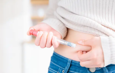 배에 주사는 놓는 여성