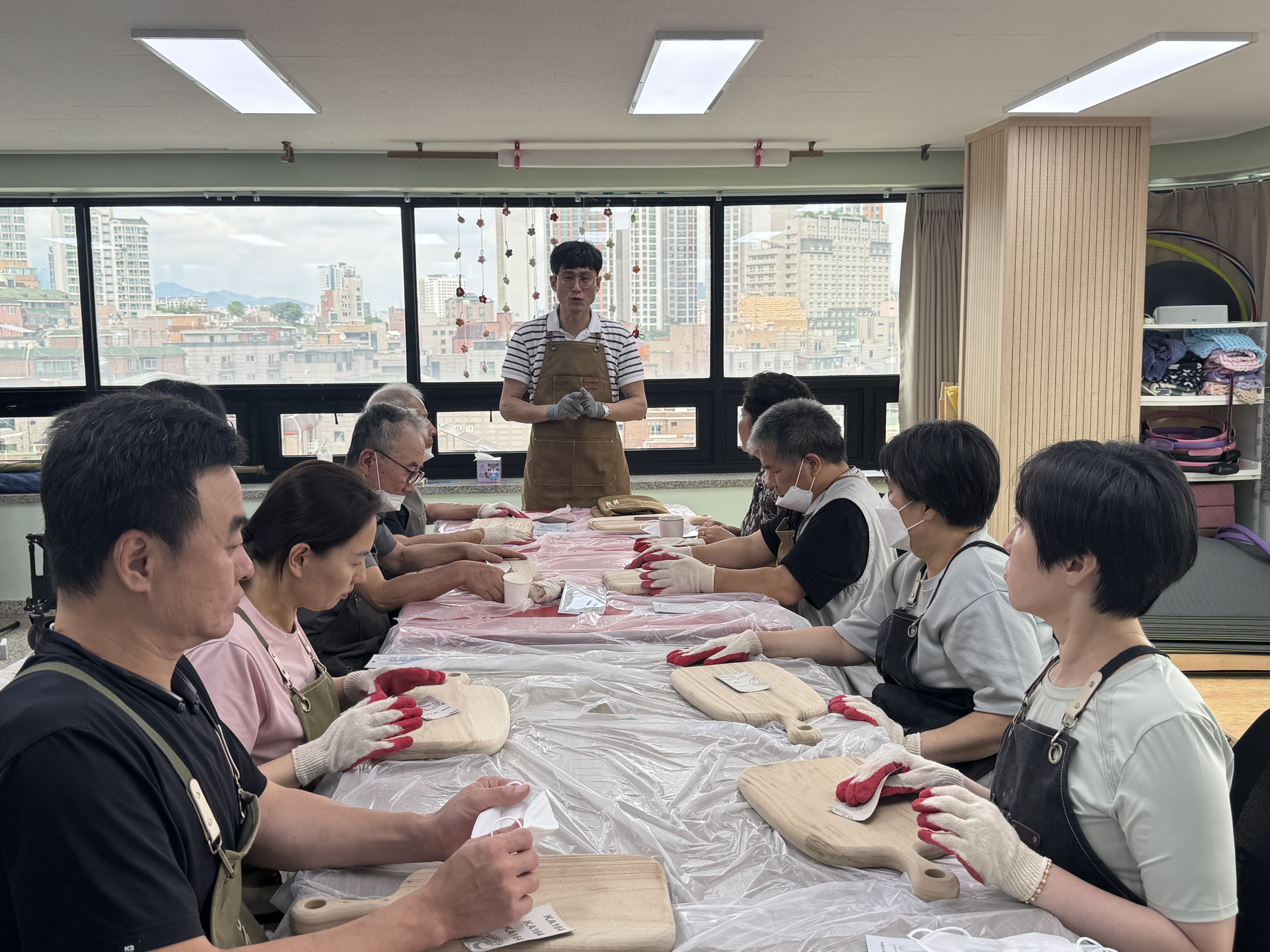 원목공예 강사님의 설명을 듣는 모습