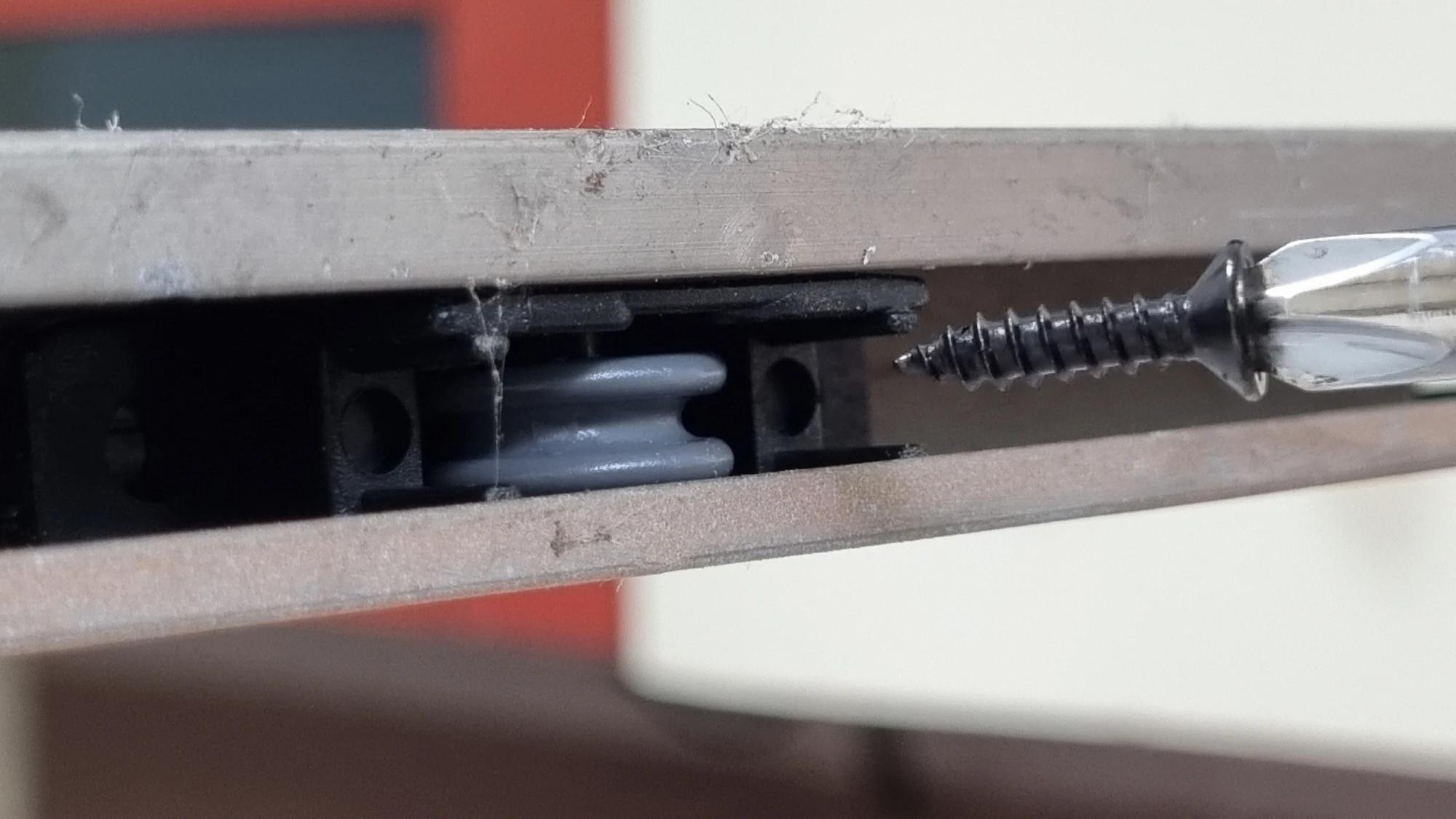 방충망 롤러 고정 모습