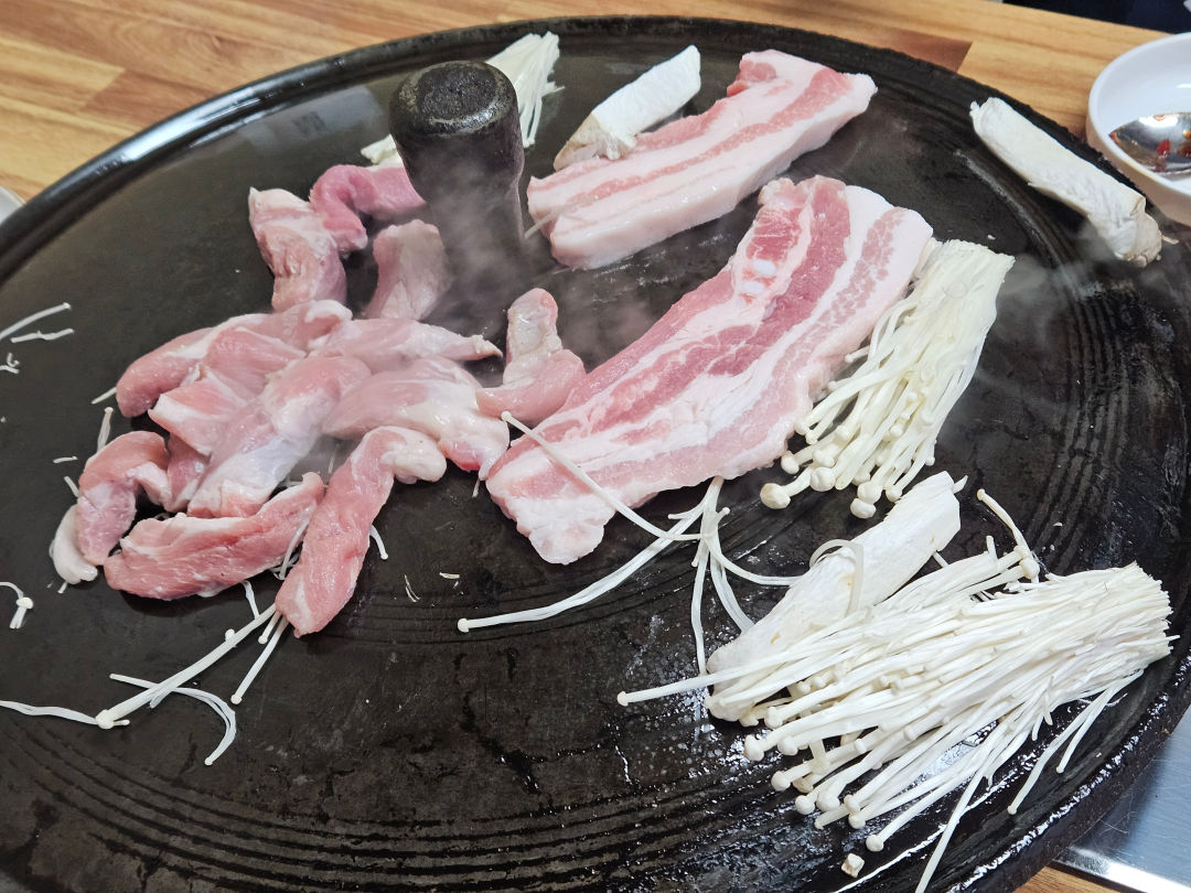 33구이 통 삼겹살 솥뚜껑 