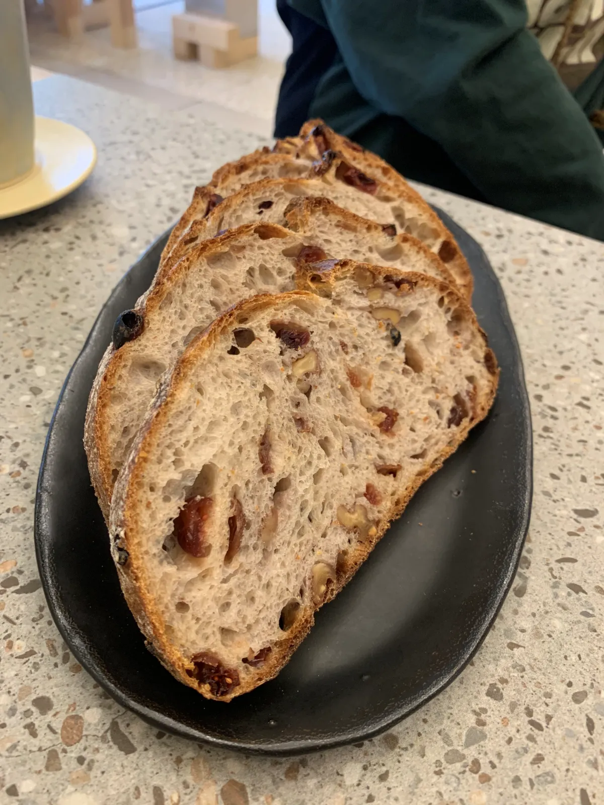 검정색-도자기-접시에-담긴-무화과-빵