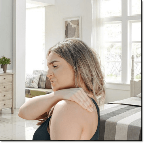 근육통이 있는 여성