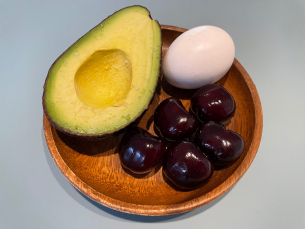 아보카도 먹는 방법 - 소금 뿌려 먹기