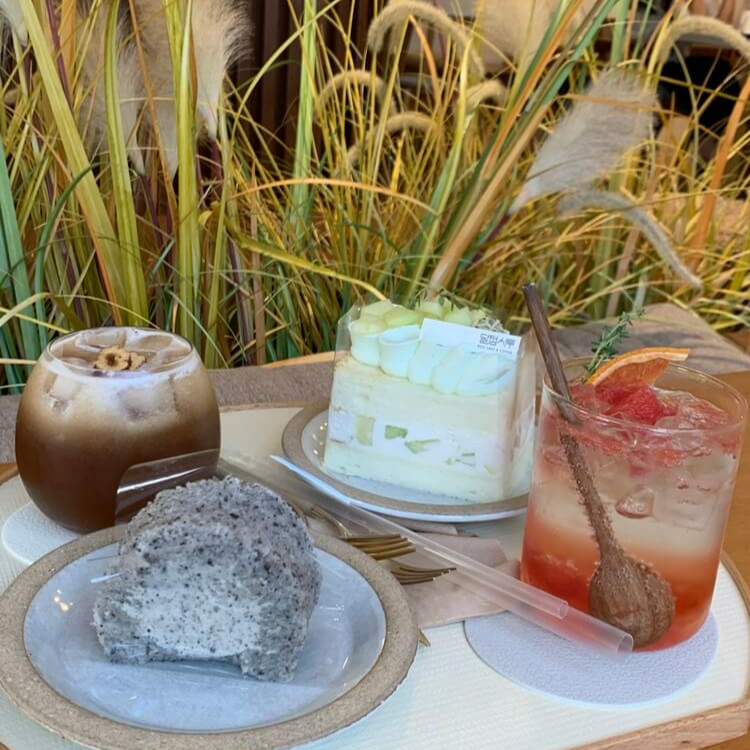 주문한 음료와 달첨시루 케이크