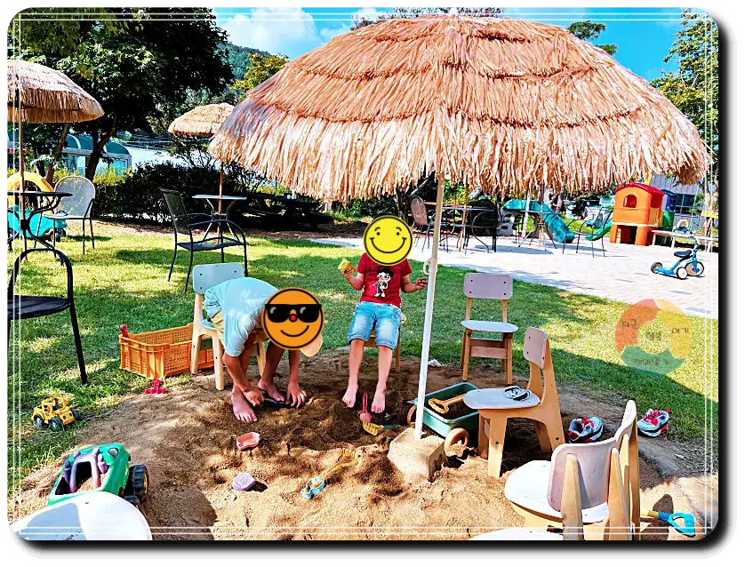 맘맘스_모래놀이터-지푸라기파라솔-아이들용-미니의자-모래놀이도구