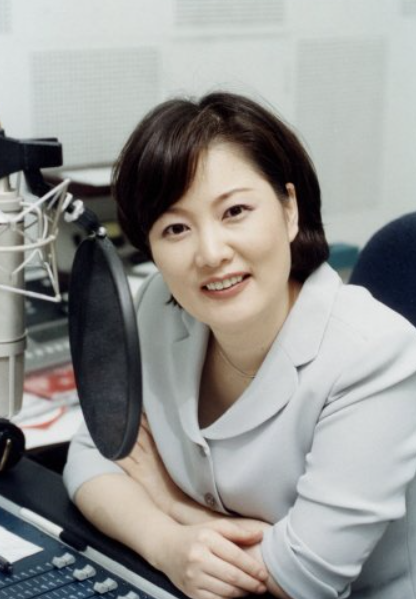 라디오 진행 중인 이금희│KBS FM &lsquo;사랑하기 좋은 날 이금희입니다&rsquo; 스튜디오 모습