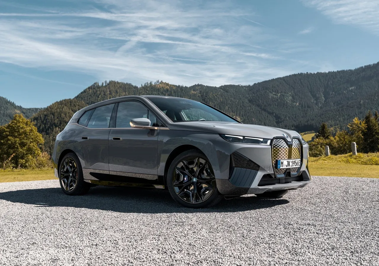 BMW IX M60 차량 이미지