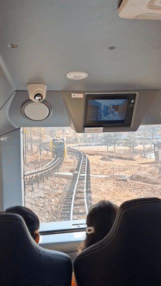 천천히 올라가는 모노레일 움짤