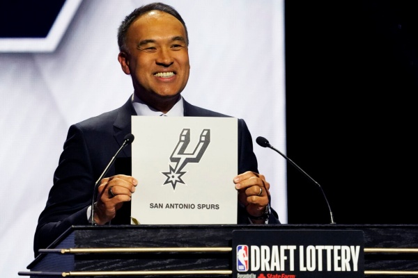 1순위픽-주인공-스퍼스를-발표하는-마크-테이텀-NBA-부총재