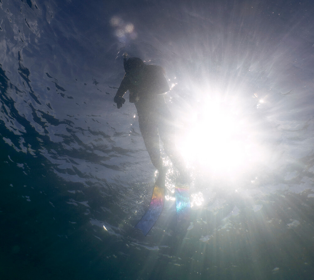 프리다이빙을 위해 수면 위에서 준비하는 모습의 사진