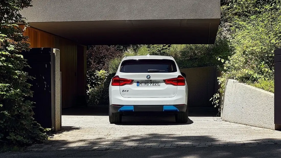 BMW iX3 가격 실구매가 모의견적 제원 옵션 카탈로그 외관 디자인 내부 색상 디자인 인테리어 편의사양 안전사양 총정리