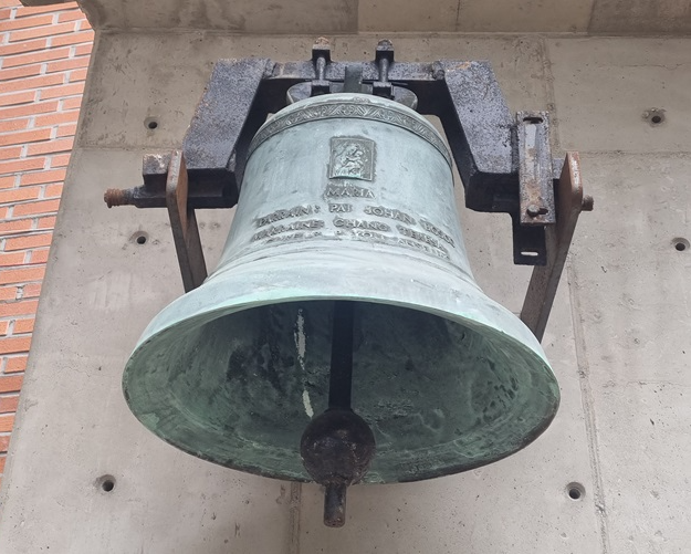 사진은 성심당 문화원 밖에 걸린 종입니다. 대전 선화동성당 예전 성당에 있던 종이었다고 합니다.