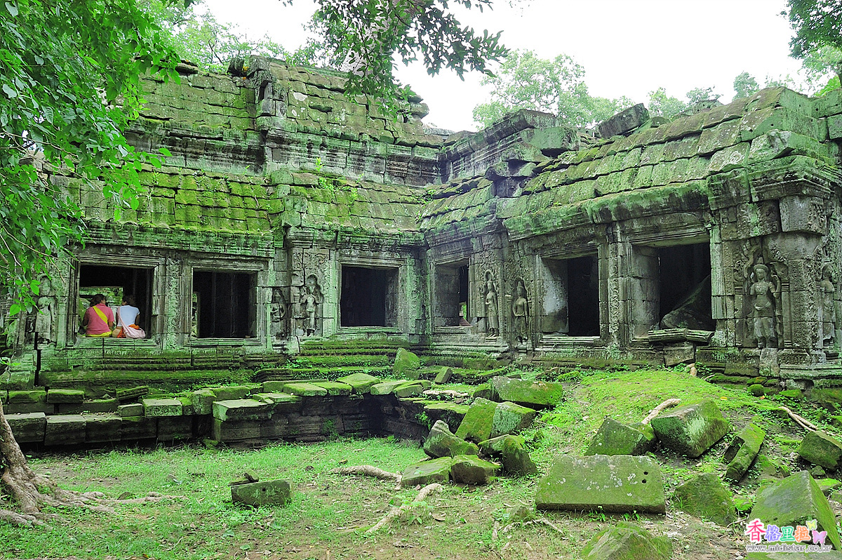 녹색 이끼로 뒤 덮인 따 프롬(Ta Prohm)