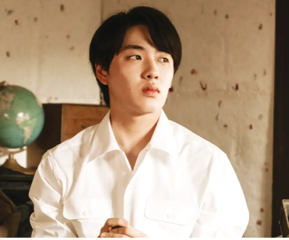 수사반장-흰셔츠를 입고 벽에 기대채 고민중인 윤현서