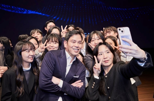 정용진 신세계그룹 부회장이 지난 2월 신입사원 수료식에서 신입사원과 셀카를 찍고 있다.