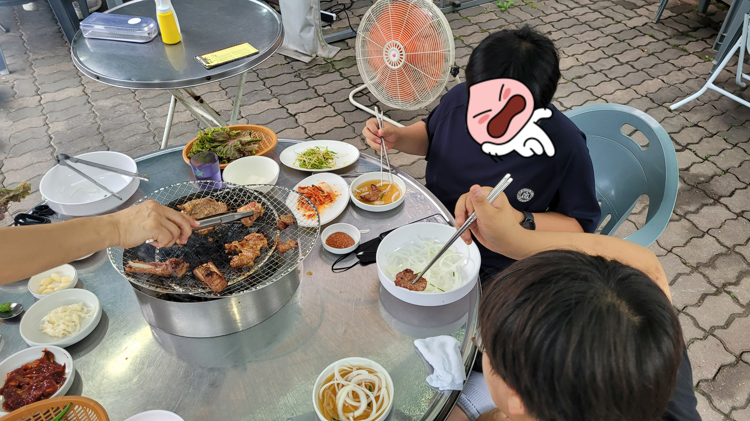 먹있게 돼지갈비를 먹는 모습