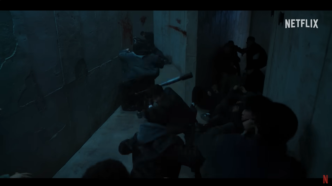 소지섭이 방망이를 휘두르며 싸우고 있다.