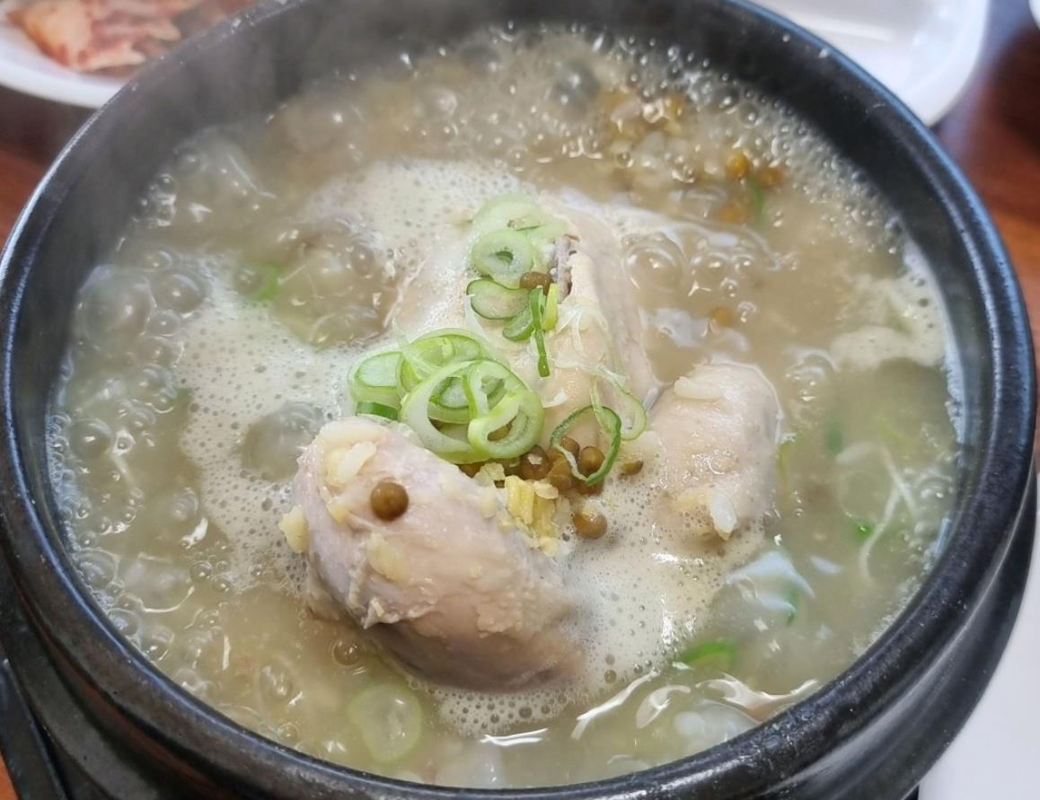 펄펄 끓고 있는 생방송투데이 녹두삼계탕 한상