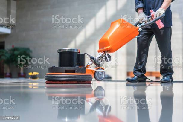 청소기계로 청소하는 모습