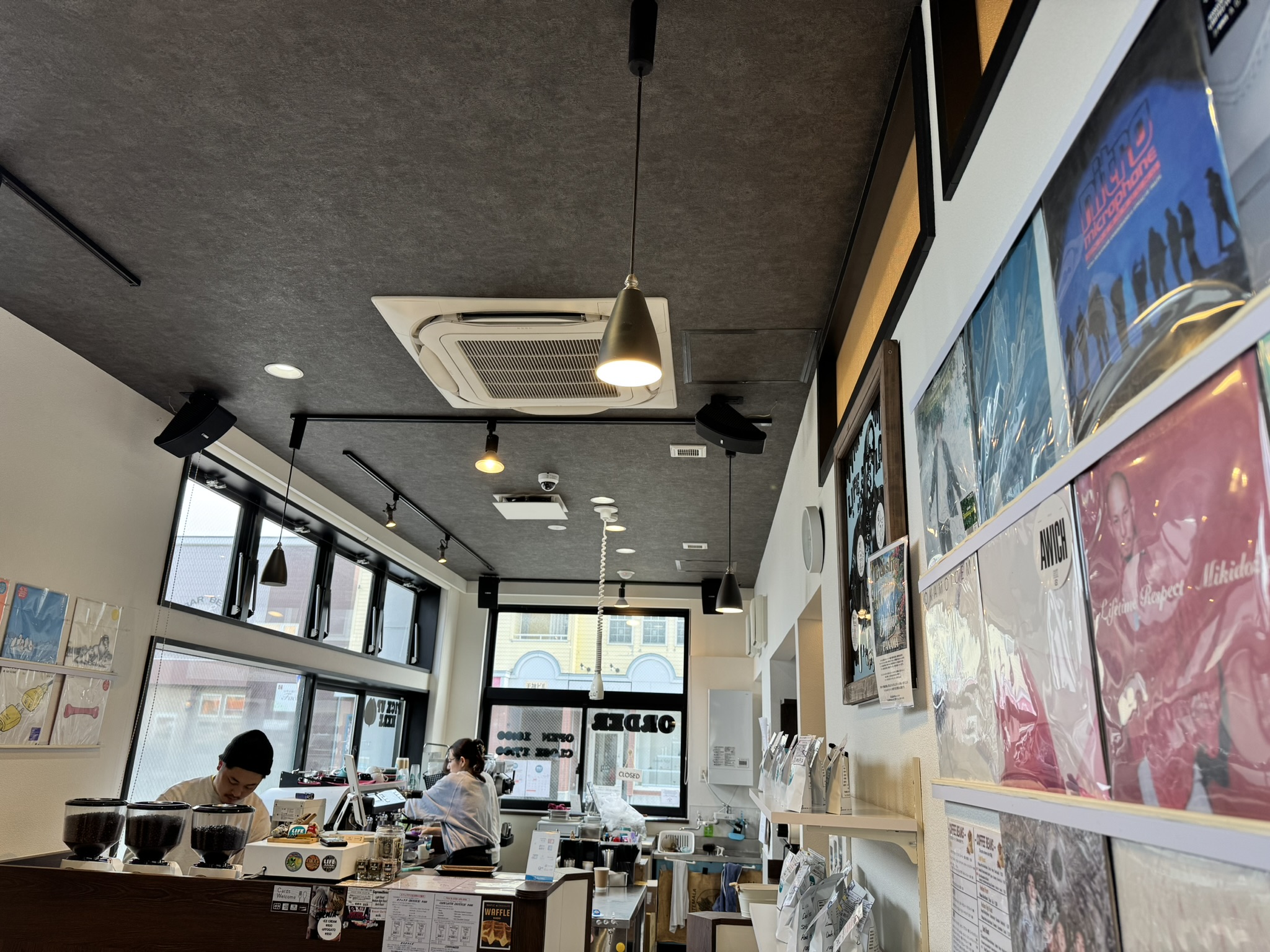 미사와시의 세련된 로스터리 카페 '라이프 커피 로스터'의 외관과 LP로 꾸며진 감각적인 내부 인테리어.