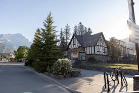 밴프의 ‘메인 거리’이자 가장 많은 카페·상점이 모인 곳 과 Banff Visitor Centre 사진