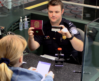 입국심사하는 모습 2026년 미국 이민정책 대변화: 영주권자부터 무비자 여행객까지 반드시 생체인식 이민 입국심사