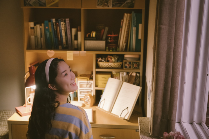 달을바라보고있는김혜윤